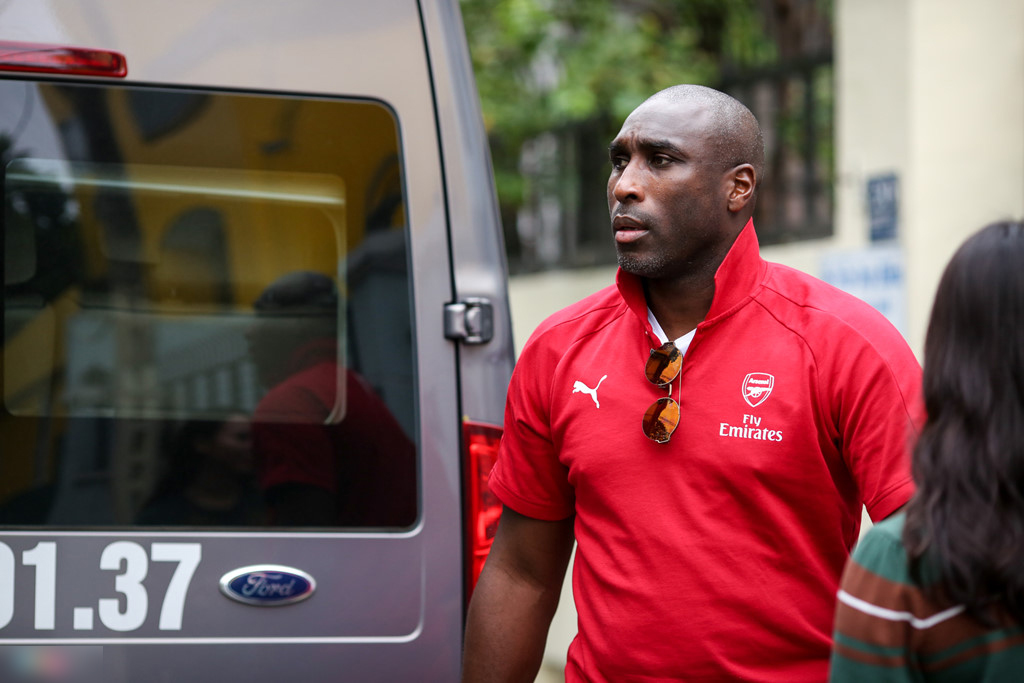 Huyền thoại Arsenal mặc áo dài, đội nón lá Việt Nam